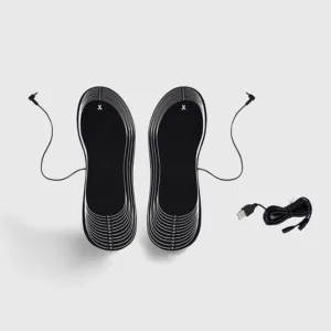 Semelles Chauffantes Pour Vélo - Paire de semelles insérées dans des chaussures de cyclisme noires, angle de vue légèrement élevé, montrant le design ergonomique et le chauffage intégré pour le confort hivernal à vélo.