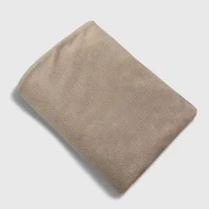 Personne assise dans une voiture, recouverte par la couverture chauffante allume cigare. Idéale pour l'hiver, chauffage auto.