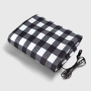 Couverture chauffante prise allume cigare noire branchée dans une voiture pour un confort optimal en hiver, accessoires chauffants voiture.