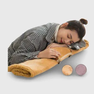 Couverture chauffante prise USB grise enveloppée sur un canapé, idéale pour le confort et la chaleur. Accessoire chauffant douillet.